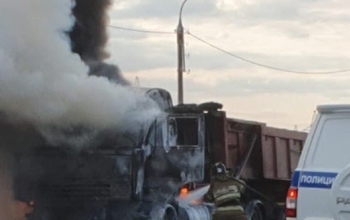 В Оренбурге на объездной загорелся КамАЗ