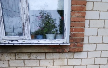 В Оренбуржье гостя не пускали в дом, за что он выбил дверь и побил окна