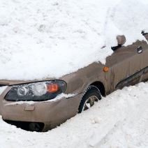 Оренбуржцы отсудили у электросетей более 150 000 рублей из-за падения снега на авто