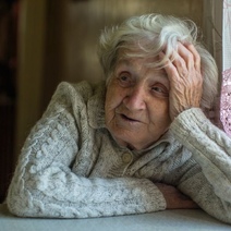 Жительница Гая, ранее до смерти забившая человека, прямо на улице ограбила бабушку (18+)