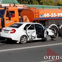 В центре Оренбурга пожарный автомобиль снёс такси