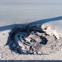 Оренбуржцы жалуются на провалы люков и открытые ливневки на дорогах