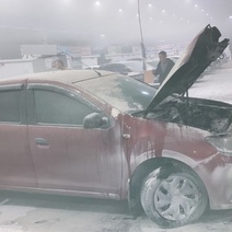 В Оренбурге тушили пожар в автосалоне