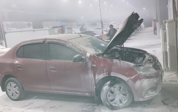 В Оренбурге тушили пожар в автосалоне