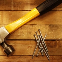 Житель Оренбурга избил знакомого молотком