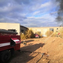 В Оренбурге тушат пожар на территории бывшего завода РТИ