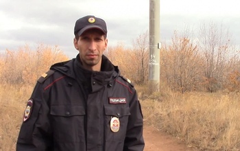 В Оренбурге вооруженный налётчик в маске напал на полицейского, гулявшего с беременной женой