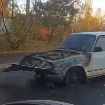 В Ростошах прямо на проезжей части загорелся ВАЗ