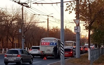 В Оренбурге в Степном утром произошло два ДТП: одно из них - с ПАЗом