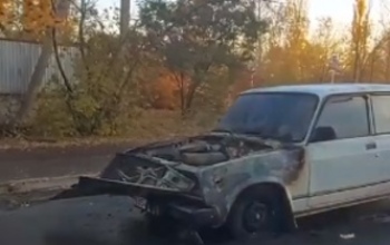 В Ростошах прямо на проезжей части загорелся ВАЗ