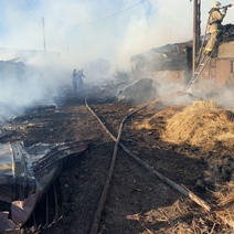 В Нижнесакмарском крупный пожар угрожал жилым домам