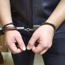 В Оренбурге задержали полицейских, ставивших 18-летнего парня в позу звезды и грозивших насилием (18+)