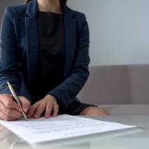 Жительница Оренбурга не смогла вернуть 100 000 рублей задатка за дом, который отказалась купить