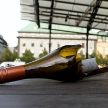 В Оренбурге на улице Юркина мужчина ударил 15-летнего подростка бутылкой по голове и отобрал телефон (18+)