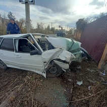 В Новотроицке 32-летний водитель без прав въехал в кирпичную стену