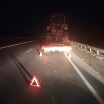 В Оренбурге фура с прицепом, перевозившая трактор, насмерть сбила пешехода (18+)