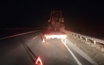 В Оренбурге фура с прицепом, перевозившая трактор, насмерть сбила пешехода (18+)