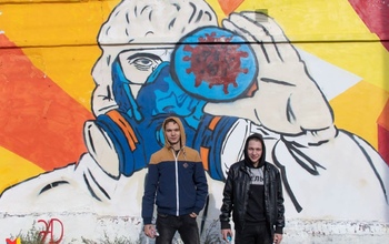 В Оренбурге восстановили граффити: в руку врача вернули модель COVID-19