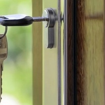 Дверь в тамбуре довела в Оренбурге соседей до суда