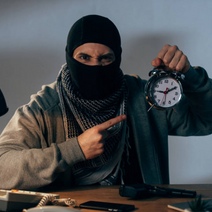 В Кувандыке двое мужчин вымогали у гостя деньги за 