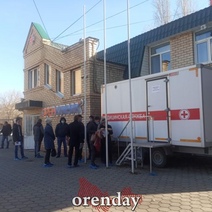 В Оренбурге на Телевизионном по округе ветер гоняет… бахилы