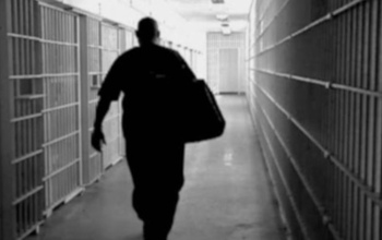 Сотрудник колонии из Оренбуржья осужден из-за помощи зэку в получении УДО за 50 тысяч рублей