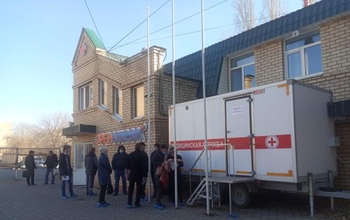 В Оренбурге на Телевизионном по округе ветер гоняет… бахилы
