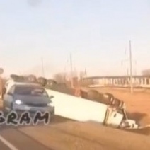 Под газзаводом в Оренбургском районе снова опрокинулась в кювет фура