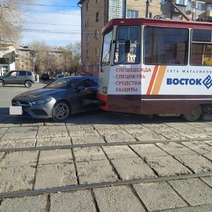 В Орске водитель Мерседеса не посчитал нужным уступить дорогу трамваю