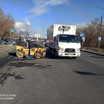 В Новотроицке каток не уступил дорогу фургону