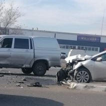 В Оренбурге на улице Терешковой столкнулись внедорожник и хэтчбек