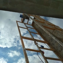 В Оренбургской области с восьмиметровой высоты упал монтажник (18+)