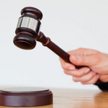 В Гае 19-летняя беременная внучка ради денег ударила свою бабушку хрустальной вазой по голове