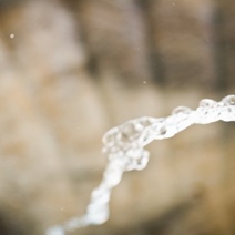 В Оренбуржье игнорировали ветерана труда, оставив её с неисправной колонкой водоснабжения 