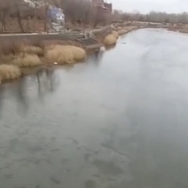 В Оренбурге на реке Урал горожане заметили огромное маслянистое пятно