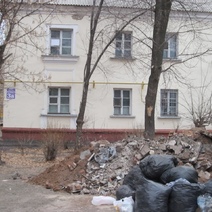 На улице Богдана Хмельницкого в Оренбурге строители не спешат вывозить горы мусора