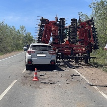 Оренбуржец едва не погиб от «сюрприза» на дороге в виде трактора с огромными граблями