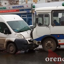В центре Оренбурга пассажирский ПАЗ лоб в лоб столкнулся с фургоном