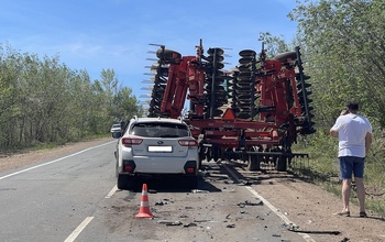 Оренбуржец едва не погиб от «сюрприза» на дороге в виде трактора с огромными граблями