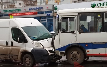 В центре Оренбурга пассажирский ПАЗ лоб в лоб столкнулся с фургоном