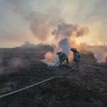 В Оренбургской области пожарные тушат горящие торфяники