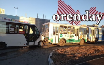 В Оренбурге два автобуса и ГАЗель сыграли в «паровозик» перед светофором