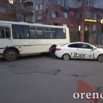В Оренбурге на улице Пролетарской не разъехались такси и маршрутный ПАЗ