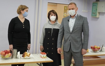 Сергей Салмин продегустировал блюда из школьного меню