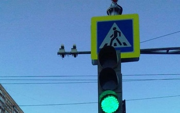 На светофоре на перекрестке улиц Чкалова и Уральской Оренбурга появилась секция с бело-лунным миганием