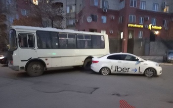 В Оренбурге на улице Пролетарской не разъехались такси и маршрутный ПАЗ