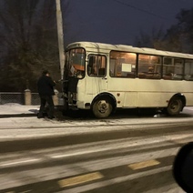 В Оренбурге водитель маршрутного автобуса въехал в опору ЛЭП