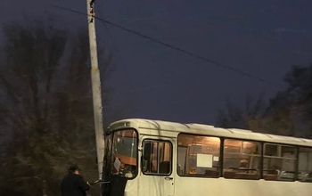 В Оренбурге водитель маршрутного автобуса въехал в опору ЛЭП