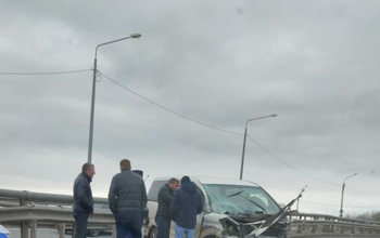 В Оренбурге на Загородном шоссе водитель минивэна протаранил ограждение моста