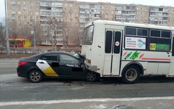 В Оренбурге таксист «залетел» под ПАЗ